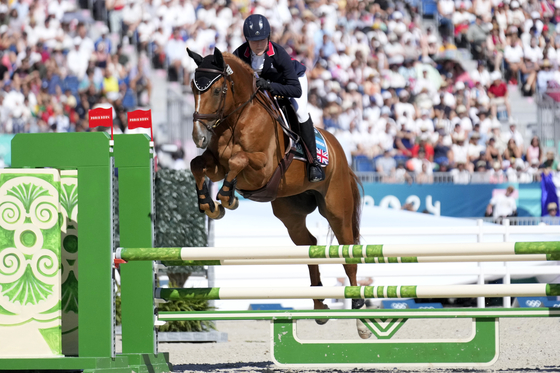 Britain's Kerenza Bryson rides Falco d'Espoir during the final riding show of the women's individual in the modern pentathlon at the Paris Olympics in Versailles, France on Sunday. [AP/YONHAP]