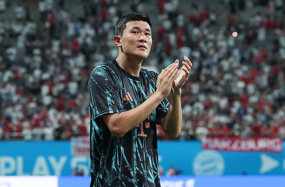 Bayern Munich's Kim Min-jae applauds as he looks out at the stands during a friendly against Tottenham Hotspur in Seoul on Aug. 3. [NEWS1]