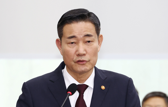 Defense Minister Shin Won-sik speaks at the National Assembly in Yeouido, western Seoul, on Thursday. He was appointed as the new national security adviser Monday.[NEWS1]