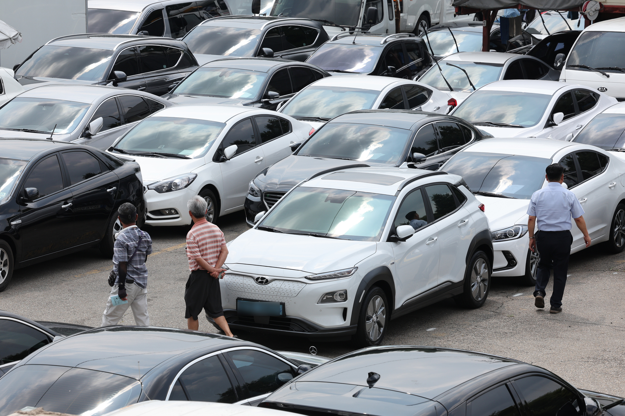 A used car dealership is packed with EVs on sale in Seongdong District, eastern Seoul, on Monday. [NEWS1] 