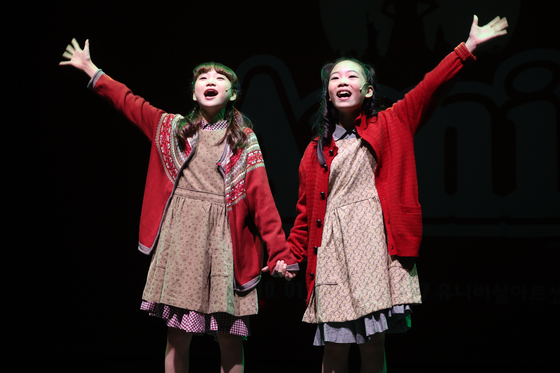 Two alternating Annies, Kwak Bo-kyeong, left, and Choi Eun-yeong, sing "Tomorrow" for the press in Jongno District, central Seoul, on Monday. [YONHAP]