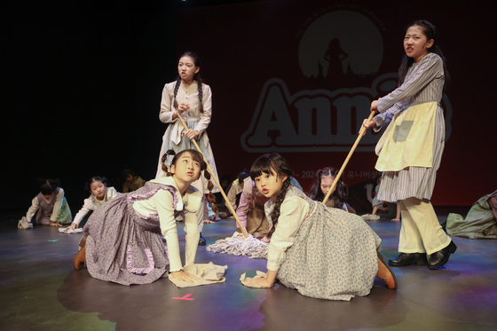 The cast of "Annie" perform "It's The Hard Knock Life" for the press in Jongno District, central Seoul, on Monday. [YONHAP]