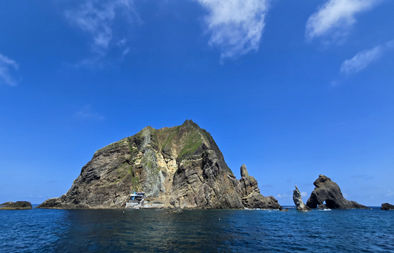 The Dokdo islets, the easternmost islets of Korea, are seen on Tuesday. [KWON HYUK-JAE]