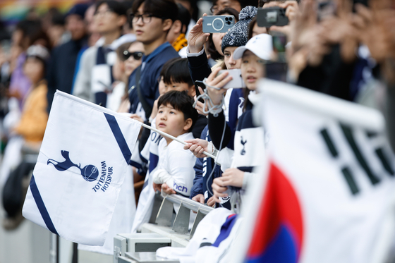 Tottenham fans watch from the stands ahead of a match between Tottenham Hotspur and Wolverhampton Wanderers in London on Feb. 17. [EPA/YONHAP]