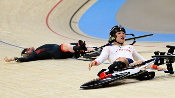 Japan's Shinji Nakano, right, and Great Britain's Jack Carlin crash during the men's track cycling keirin final at the Saint-Quentin-en-Yvelines National Velodrome in Montigny-le-Bretonneux, France on Sunday at the Paris Olympics. [AFP/YONHAP]