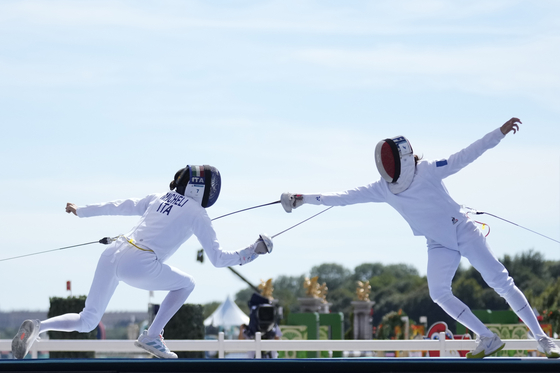 Italy's Elena Micheli, left, and France's Marie Oteiza compete in the final fencing bonus round in the women's individual of the modern pentathlon at the Paris Olympics in Versailles, France on Sunday. [AP/YONHAP]