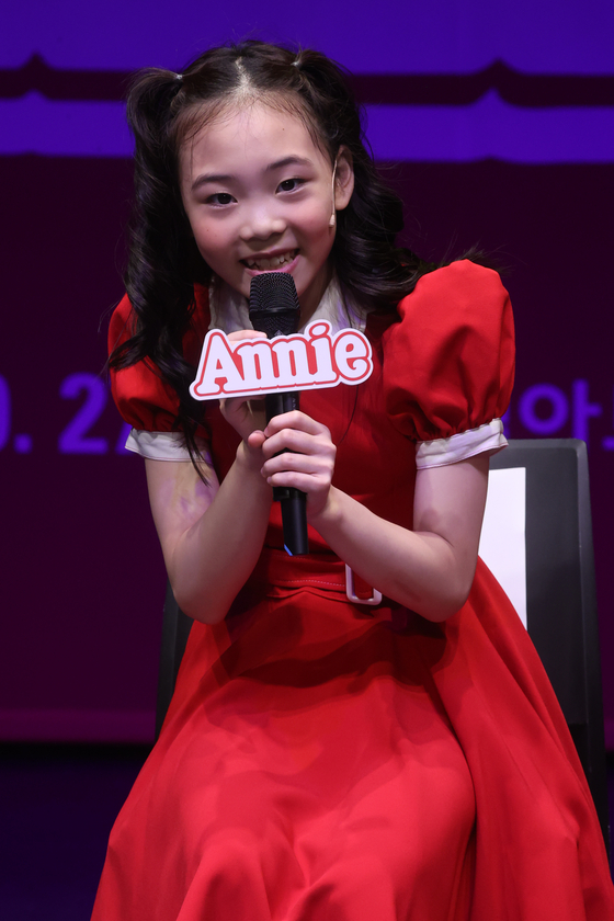 Choi Eun-yeong, cast as Annie, greets the press ahead of discussing musical "Annie" in Jongno District, central Seoul, on Monday.  [YONHAP]