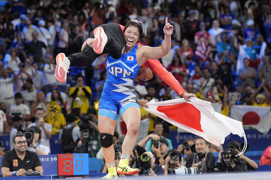 Japan's Yuka Kagami celebrates after defeating Kennedy Alexis Blades of the United States in the women's freestyle 76-kilogram final wrestling match at Champ-de-Mars Arena during the Paris Olympics in Paris on Sunday. [AP/YONHAP] 