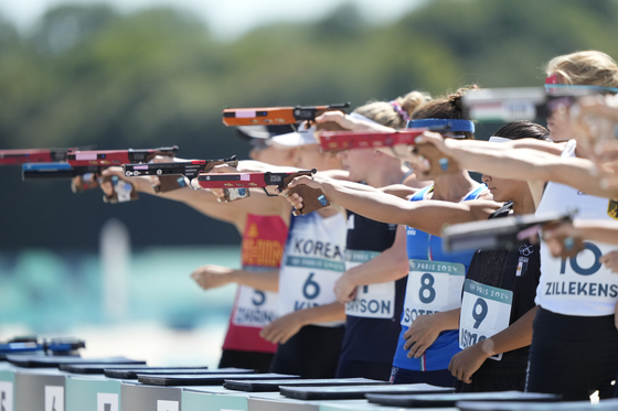 Competitors shoot during final laser run of the modern pentathlon at the Paris Olympics on Sunday in Versailles, France. [AP/YONHAP]