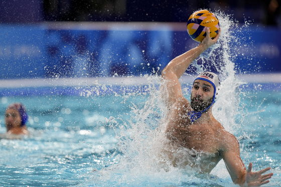 Serbia's Milos Cuk scores during the men's water polo gold medal match against Croatia at the Paris Olympics in Paris on Sunday. [AP/YONHAP]