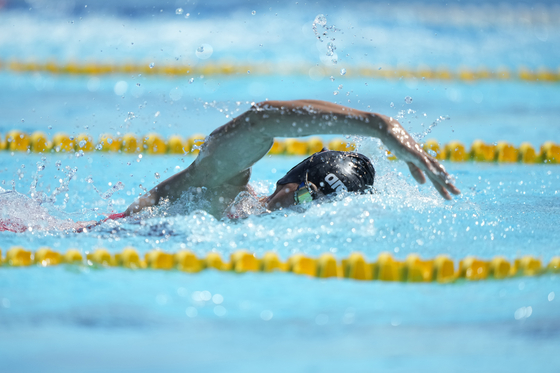 Italy's Alice Sotero swims during the 200-meter freestyle event of the women's individual modern pentathlon final at the 2024 Paris Olympics on Sunday in Versailles, France. [AP/YONHAP]