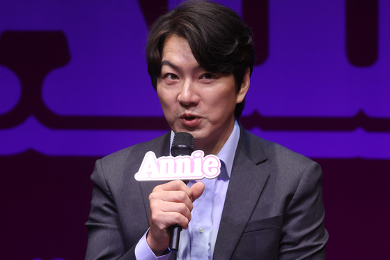 Song Il-kook, cast as Warbucks, speaks to the press [YONHAP]