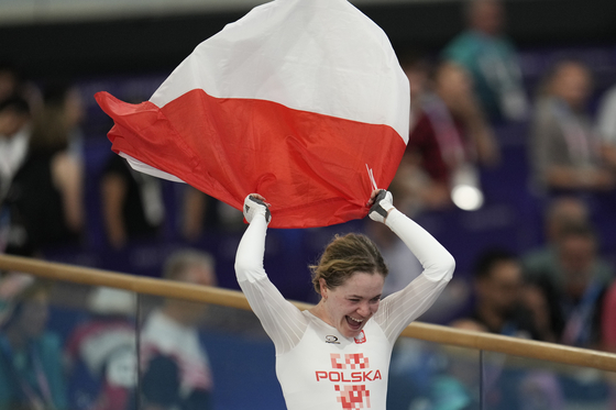 Daria Pikulik of Poland celebrates winning the silver medal of the women's omnium event at the Paris Olympics on Sunday. [AP/YONHAP]