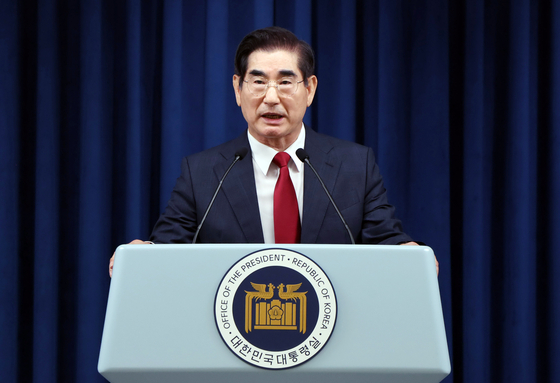 Presidential Security Service chief Kim Yong-hyun, the defense minister nominee, speaks to reporters at the Yongsan presidential office Monday. [JOINT PRESS CORPS]