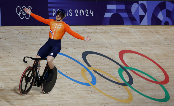 Harrie Lavreysen of Netherlands celebrate after winning gold in the men's track cycling at the Paris Olympics in Montigny-le-Bretonneux, France on Sunday. [REUTERS/YONHAP] 