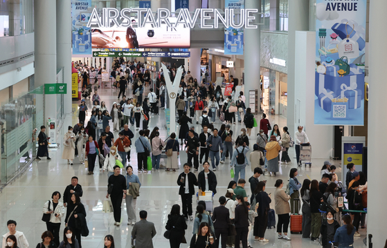 Travelers crowd the duty-free shops at Incheon International Airport on May 6. [NEWS1] 