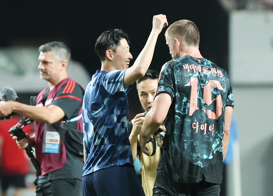 Tottenham Hotspur's Son Heung-min, left, greets Bayern Munich's Eric Dier, an ex-Spurs player, with an affectionate pat on the head during the friendly between the two sides at Seoul World Cup Stadium in western Seoul on Aug. 3. [NEWS1]