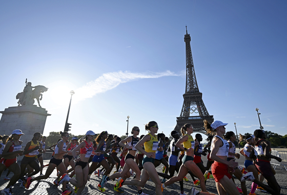 Athletes compete during the women's marathon competition at the Paris Olympics in Paris on Sunday. [AP/YONHAP]