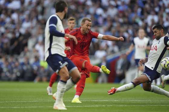 Bayern Munich's Harry Kane hits a shot toward goal during the friendly against his former club, Tottenham Hotspur, in London on Saturday. [AP/YONHAP]