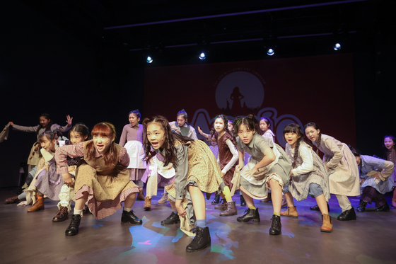 The cast of "Annie" perform "It's The Hard Knock Life" for the press in Jongno District, central Seoul, on Monday. [YONHAP]