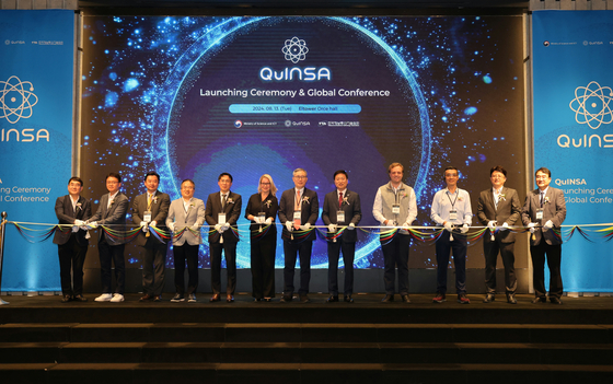 Attendees of the inauguration ceremony of the Quantum INdustrial Standard Association, or QuINSA, pose for a photo at the event venue in Seocho District, southern Seoul, on Tuesday.[MINISTRY OF SCIENCE AND ICT]