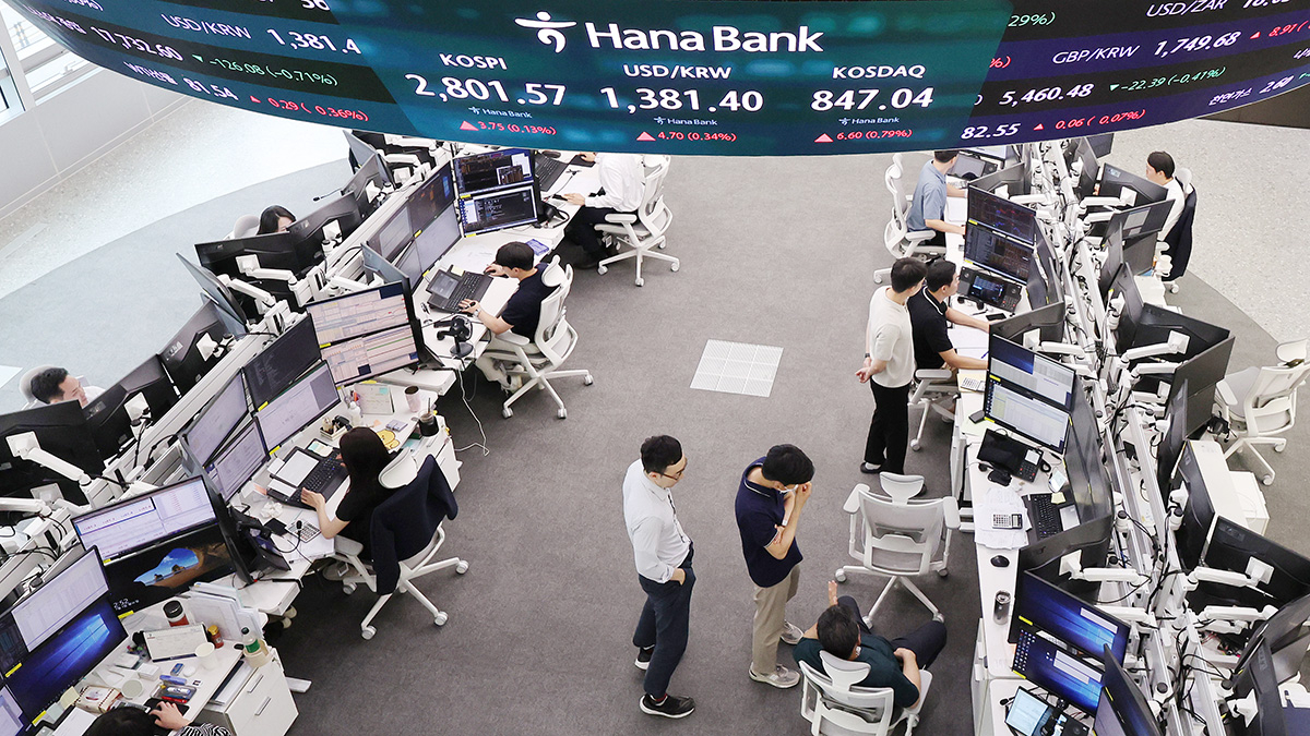 A Hana Bank trading room in Jung District, central Seoul, on July 1 [NEWS1]