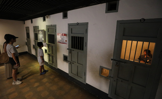 Visitors look at the prison rooms at Seodaemun Prison History Hall. [NEWS1] 