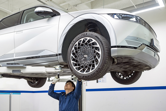 An inspector checks on an Ioniq 5, Hyundai Motor's flagship electric vehicle. [Hyundai Motor Group]