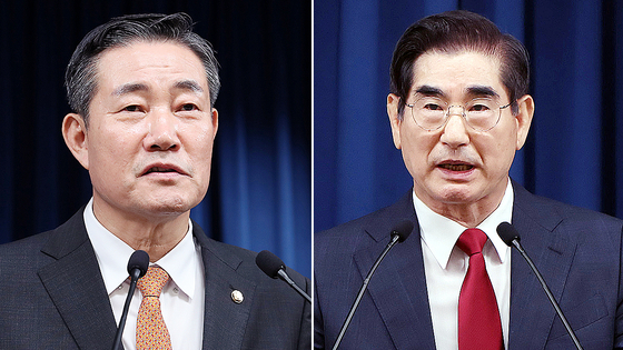 Defense Minister Shin Won-sik, who was named the next national security adviser on Monday, left, and Presidential Security Service (PSS) chief Kim Yong-hyun, who was named the next Defense Minister, right. [YONHAP/NEWS1]