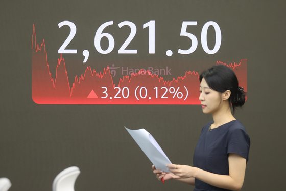 A screen in Hana Bank's trading room in central Seoul shows the Kospi closing at 2,621.50 points on Tuesday, up 0.12 percent, or 3.20 points, from the previous trading session. The Kosdaq fell 1.20 percent, or 7.86 points, to 764.86. [YONHAP]