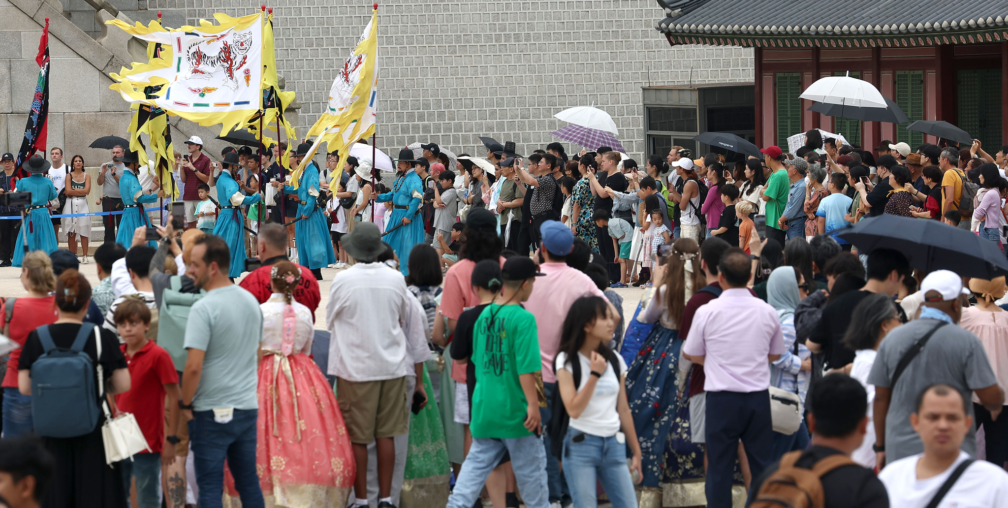 Tourists visit the Gyeongbok Palace in central Seoul on July 29. [YONHAP] 