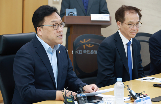 Financial Services Commission Chairman Kim Byoung-hwan, left, speaks during an event to announce the government's plan to deregulate network separation rules held in Gimpo, Gyeonggi, on Tuesday. [NEWS1]