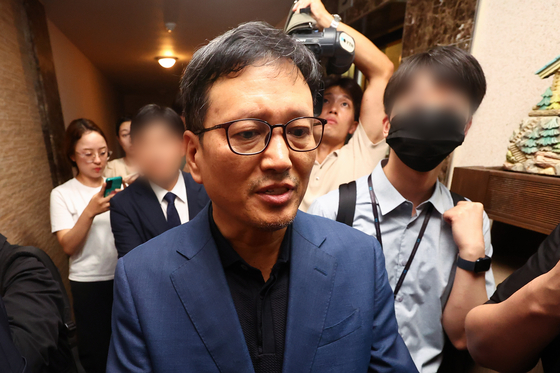 Qoo10 CEO Ku Young-bae arrives at his residence on Aug. 1 to cooperate with prosecutors' on-site investigation. [YONHAP]