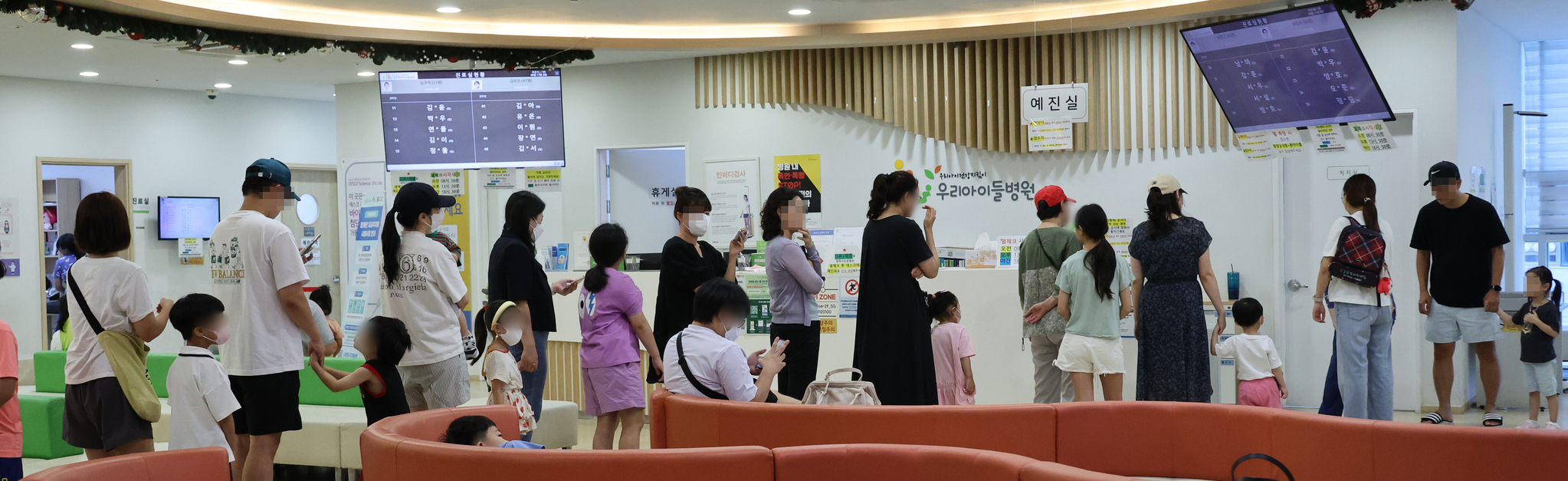 A children's hospital in Seongbuk District, northern Seoul, is crowded with patients waiting for treatment on Tuesday. As Covid-19 reinfections rise nationwide, some areas are seeing a significant increase in child patients. [YONHAP]