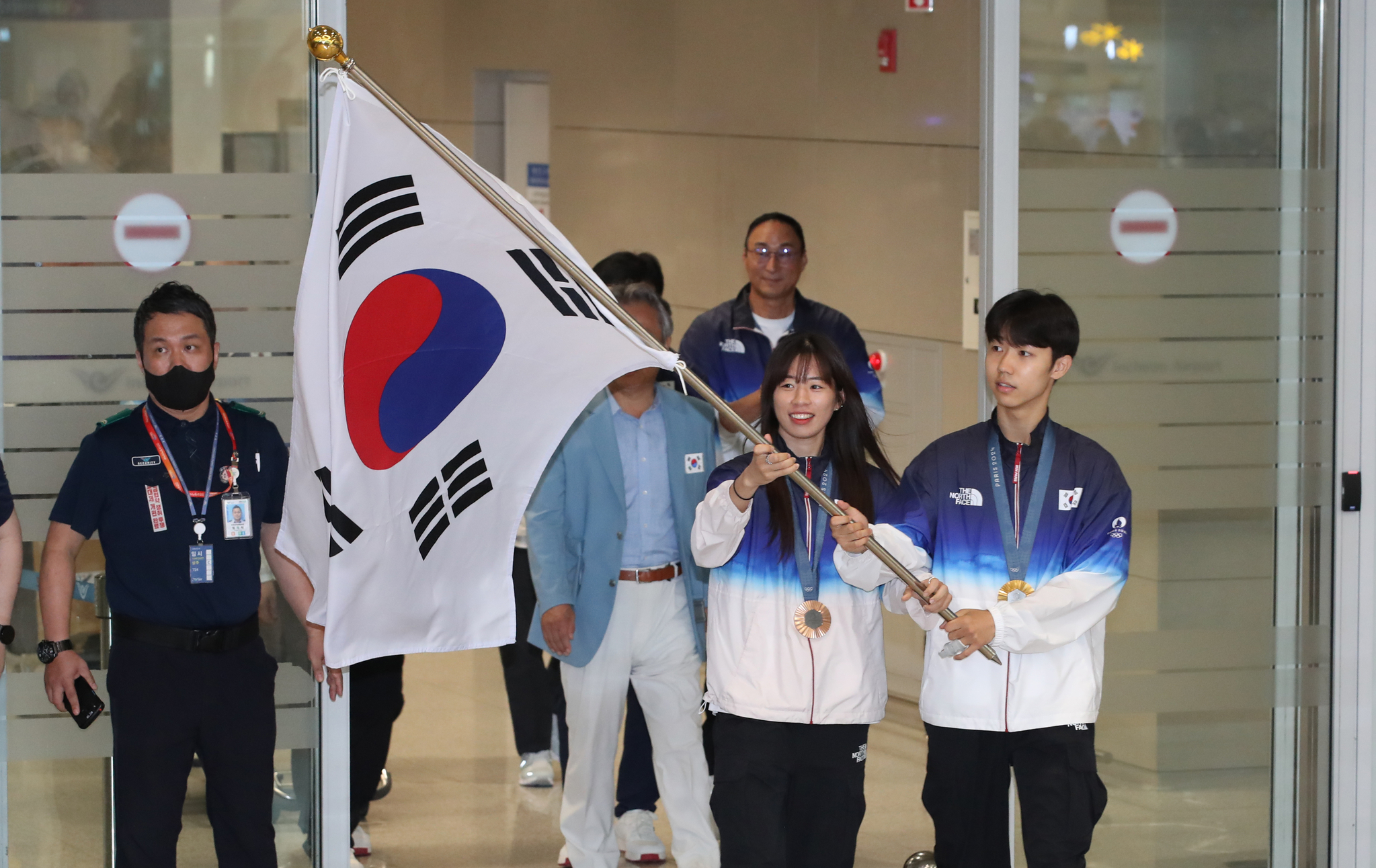 한국의 올림픽 챔피언들이 귀국합니다 – 사진으로