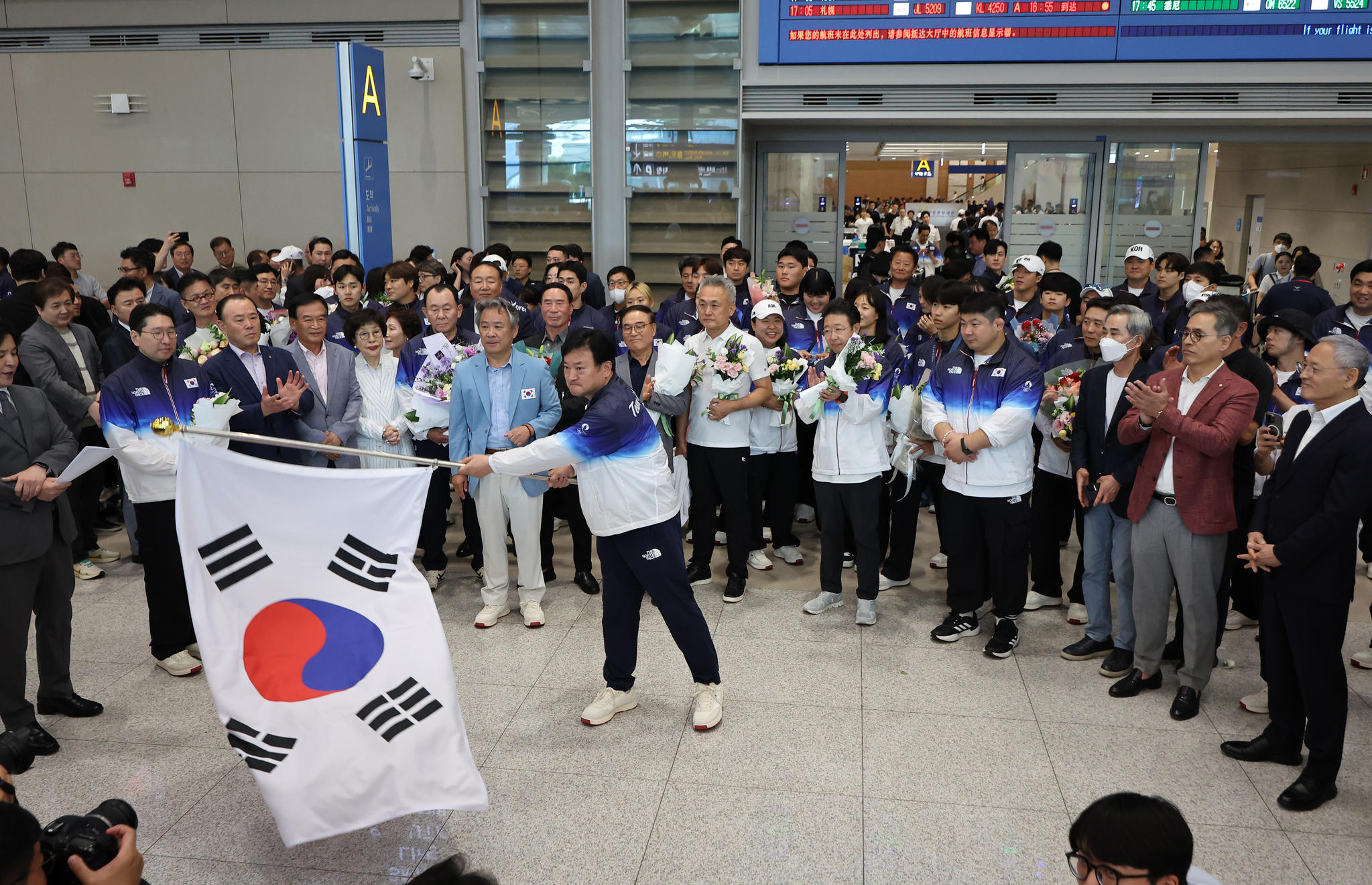 언론은 29일 인천국제공항에서 파리올림픽에 참가하는 한국 대표단을 접견했다. [NEWS1]