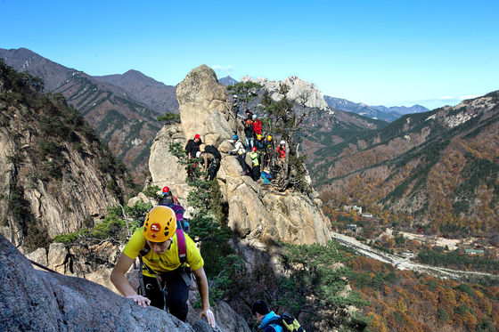 Hikers climbing the rocky Mount Seorak in Seocho, Gangwon. The hike is part of the Culture Ministry's newly announced "8 Days Easy Trek and Trip of Eastern Korea and Oceans" travel package. [JOONGANG ILBO] 