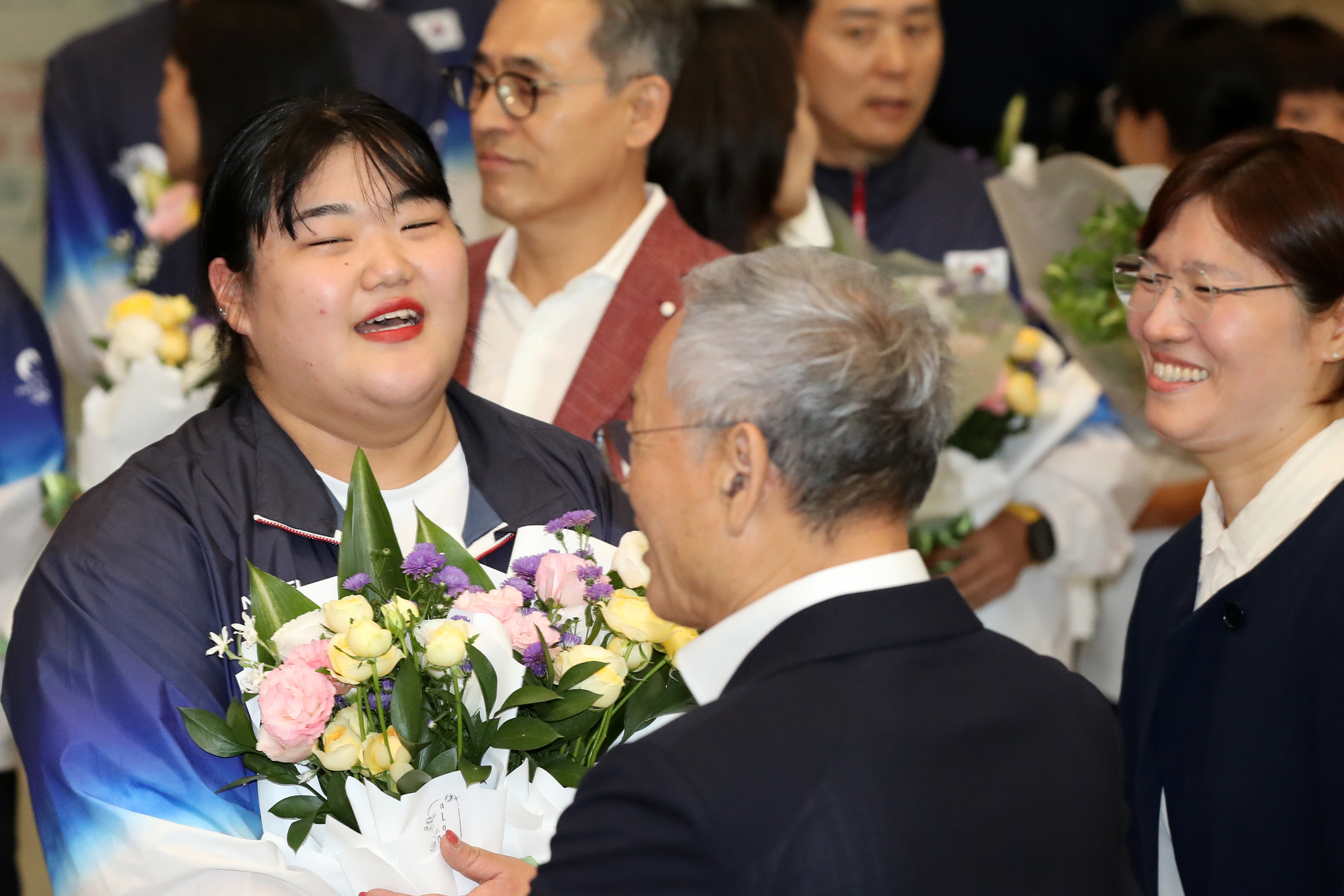 Park Hye-jeong, who won a silver medal in the heaviest weight class in women's weightlifting at the Paris Olympics, left, greets Minister of Culture, Sports and Tourism Yoo In-chon and Second Vice Minister Jang Mi-ran on Tuesday. [NEWS1]