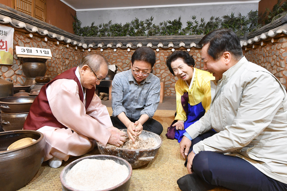 Visitors to Andong, North Gyeongsang, make makgeolli, otherwise known as Korean rice wine. [JOONGANG ILBO] 