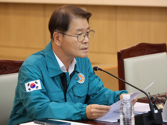 Minister of Employment and Labor Lee Jeong-sik speaks at a briefing where the ministry unveiled new regulations and support measures for small businesses and foreign workers at the Central Government Complex in Jongno District, central Seoul, on Tuesday. [YONHAP]