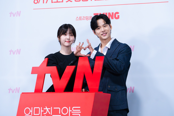 Actor Kim Ji-eun, left, and Yun Ji-on pose for a photo during a press conference for tvN's new romantic comedy series ″Love Next Door″ held in Guro District, western Seoul, on Wednesday. [DANIELA GONZALEZ PEREZ]