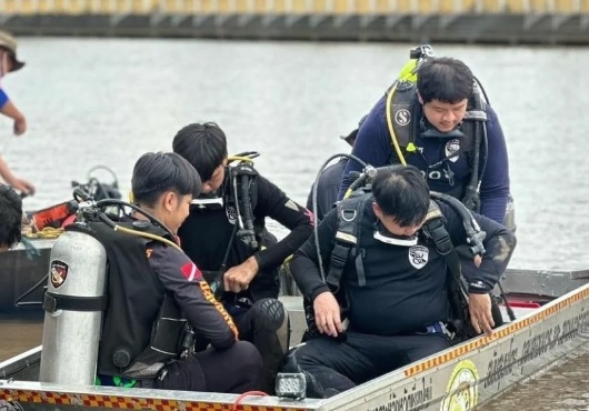 A rescue team searching for the dead body in Ping River in Chiang mai, Thailand. [CHIANG MAI NEWS AND CHANNEL 8 VIA THAIGER]