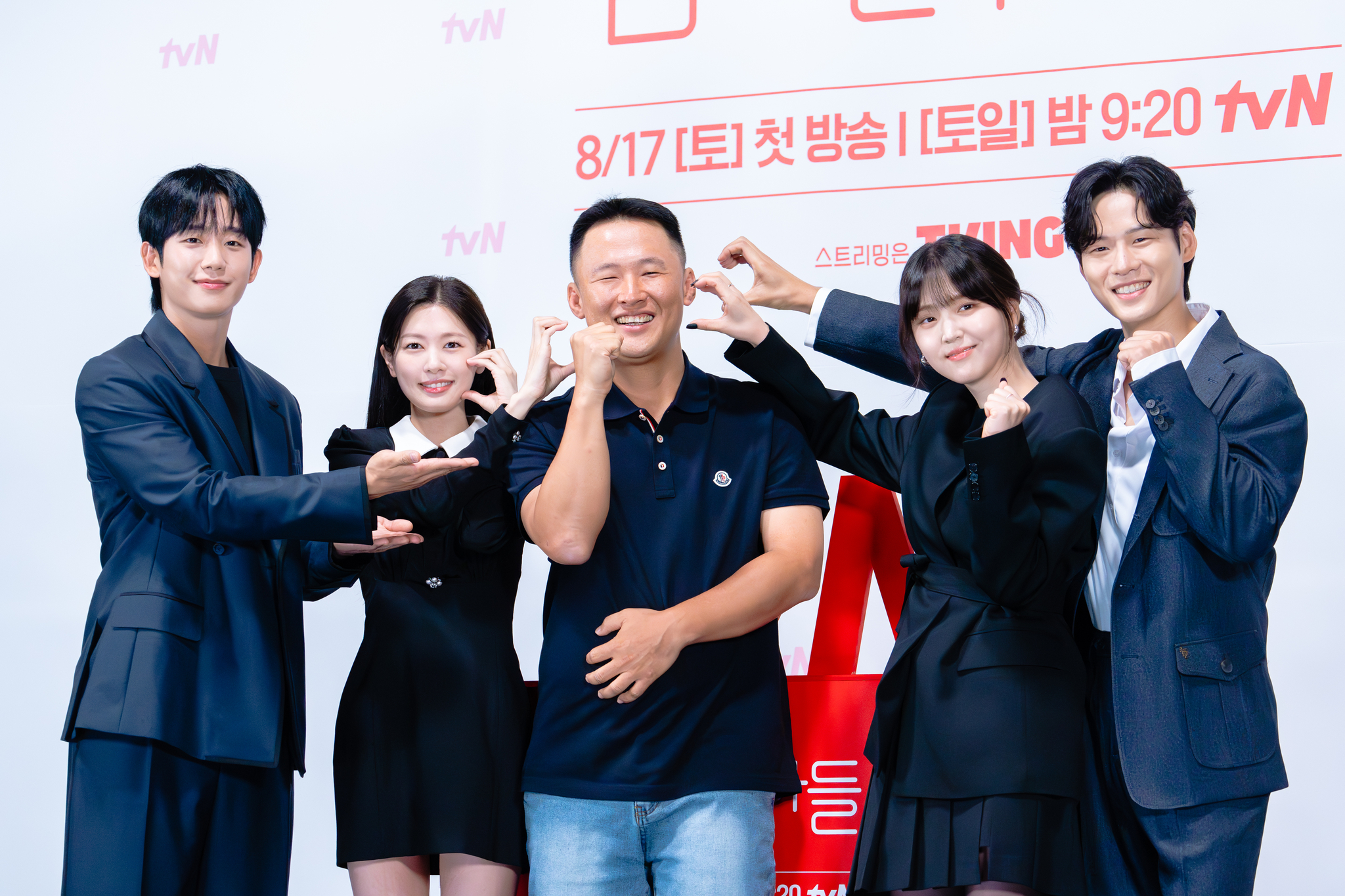 From left, actors Jung Hae-in, Jung So-min, director Yu Je-won, actors Kim Ji-eun and Yun Ji-on pose for a photo during a press conference for tvN's new romantic comedy series ″Love Next Door″ held in Guro District, western Seoul, on Wednesday. [DANIELA GONZALEZ PEREZ]