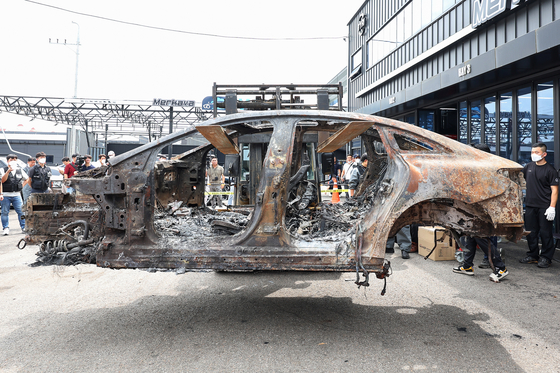 The burnt Mercedes EQE sedan is transferred for investigation in Incheon. [NEWS1] 