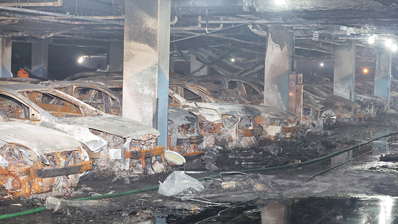 As many as 880 vehicles were damaged after a Mercedes EQE EV burst into flames in an underground parking lot at an apartment complex in Incheon on Aug. 1. [YONHAP] 