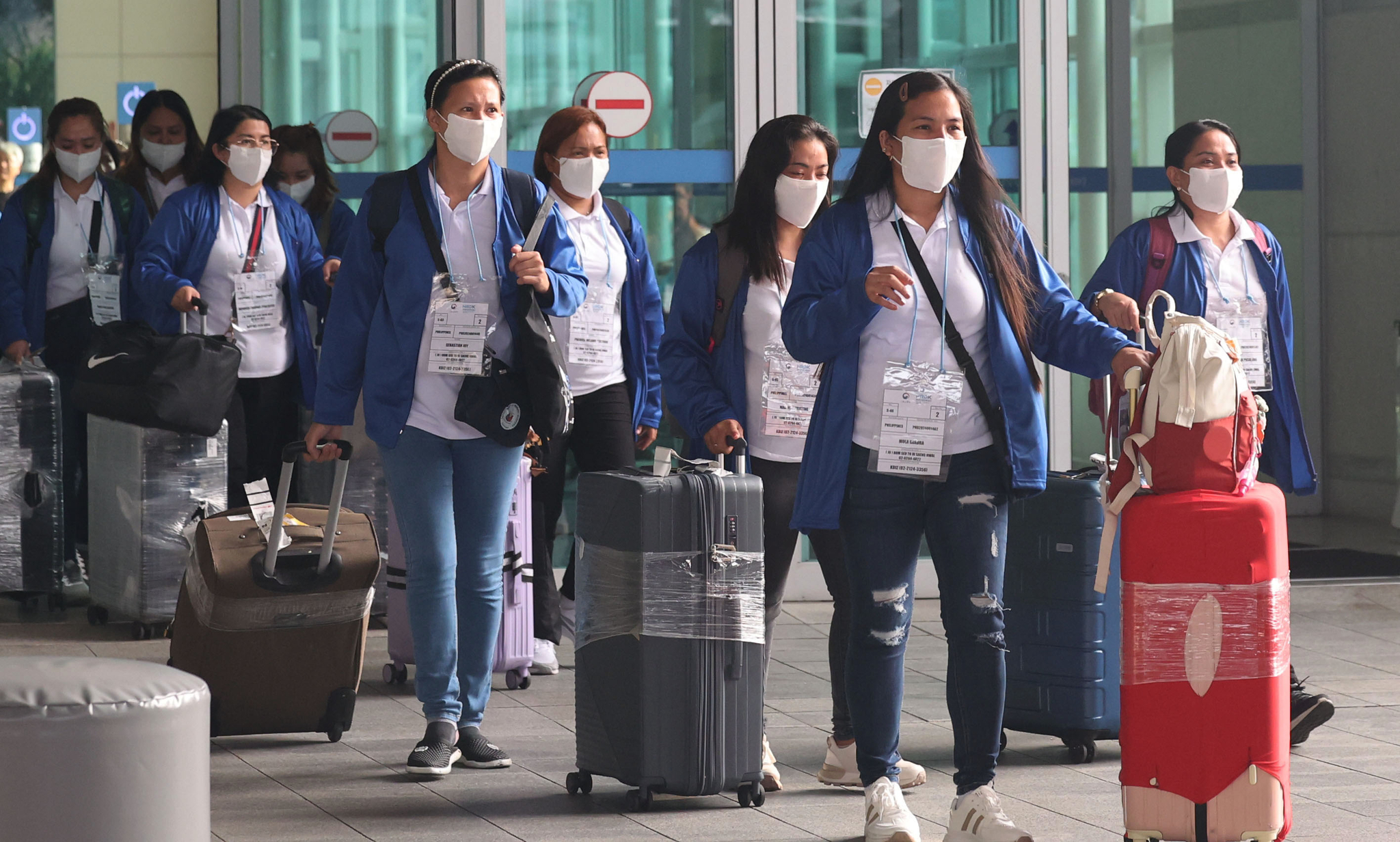 Filipino domestic caregivers arrive at Incheon International Airport on Aug. 6. [JOINT PRESS CORPS]