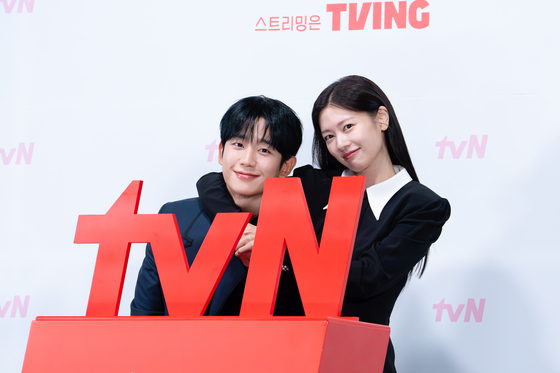 Actor Jung Hae-in, left, and Jung So-min pose for a photo during a press conference for tvN's new romantic comedy series ″Love Next Door″ held in Guro District, western Seoul, on Wednesday. [DANIELA GONZALEZ PEREZ]