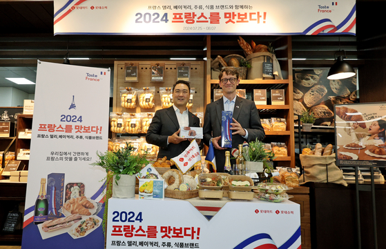 Lotte Mart CEO Kang Sung-hyun, left, and French Ambassador to Korea Philippe Bertoux pose for a photo at Lotte Mart's French food sales event at the Zettaplex branch in Jamsil, southern Seoul, on July 11. [NEWS1]