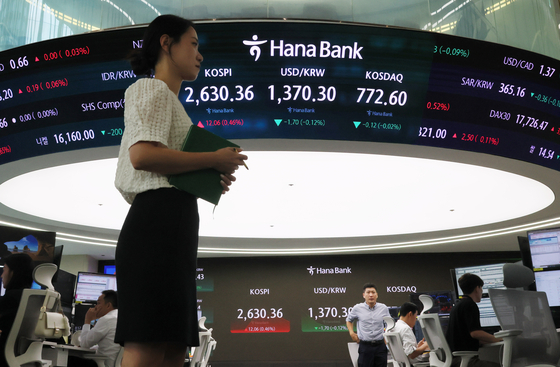 A screen in Hana Bank's trading room in central Seoul shows the Kospi opening on Tuesday. [YONHAP]