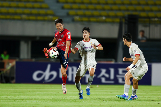 Gimcheon Sangmu forward Mo Jae-hyeon, left, controls the ball during a K League 1 match against Gangwon FC at Gimcheon Sports Complex in Gimcheon, North Gyeongsang on Aug. 9. [GIMCHEON SANGMU]